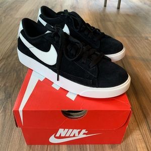 NIB Nike women’s Blazer Low SD black sneakers